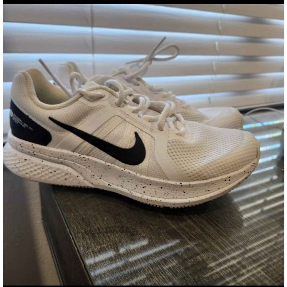 New Nike Women's Size 10 White Run Swift Athletic Running Shoes